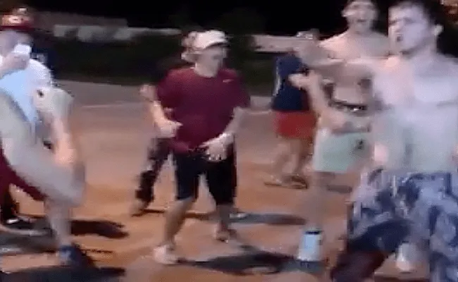 VIDEO: Magere MMA vechter geeft uitdager op straat een stevig pak slaag!