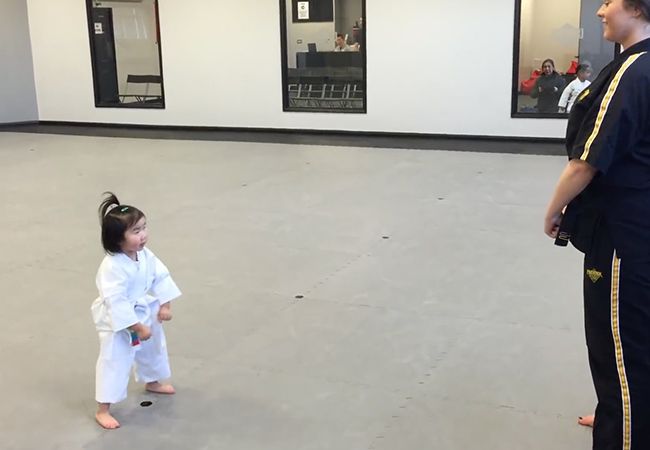 Video 3-jarige taekwondo-peuter gaat viraal op internet