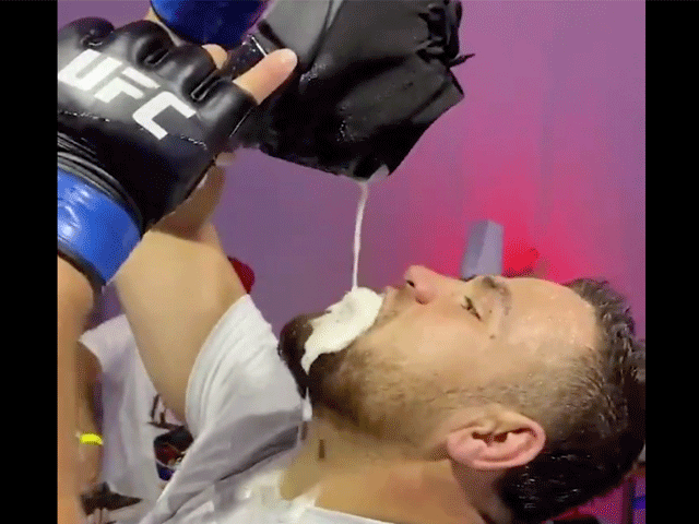 GATVER: UFC-vechter drinkt uit vol gespuugde schoen (video)