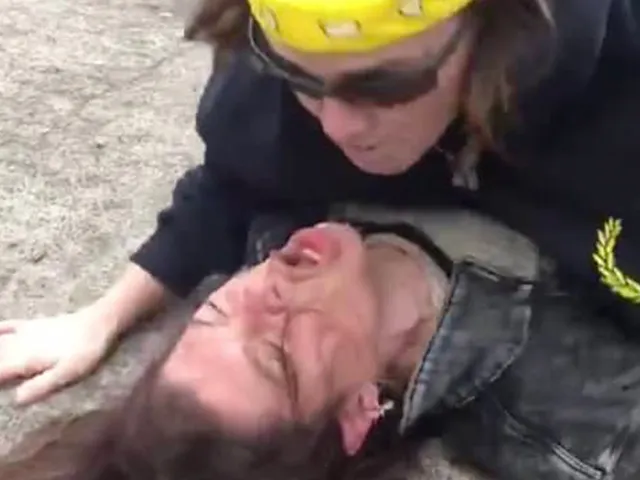 Demonstrant bijt vrouwelijke MMA-vechter in borst (video)