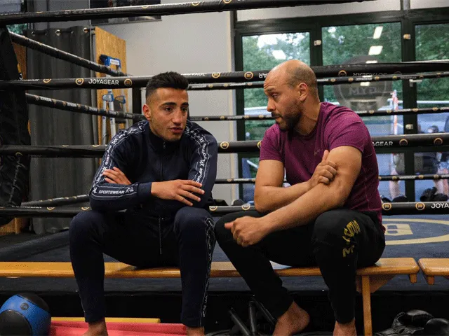 Topkickbokser Tayfun Özcan maakt overstap naar ex-trainer Badr Hari