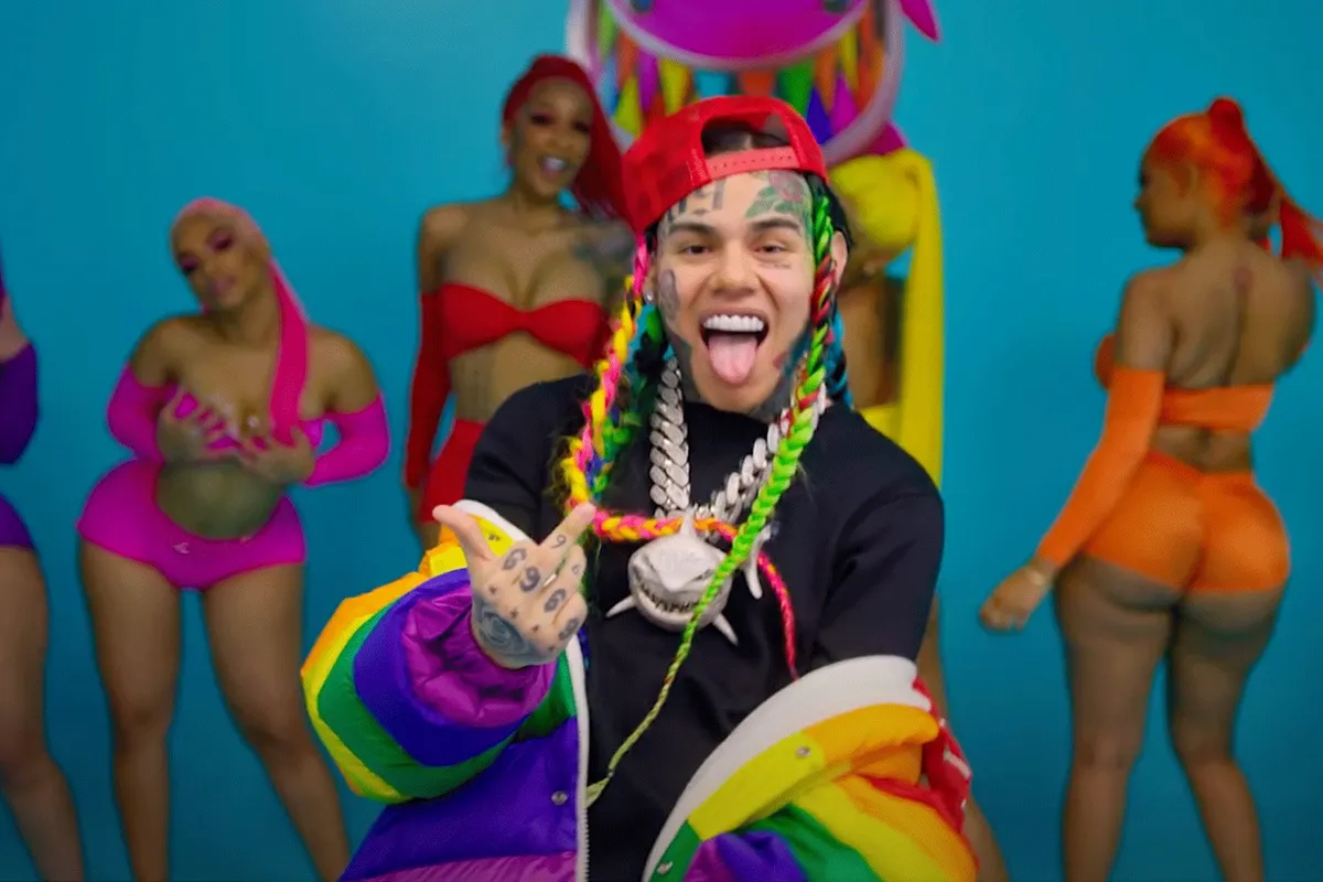 Rapper 6ix9ine ontsnapt aan flink pak slaag na uitdagen bokskampioen (video)