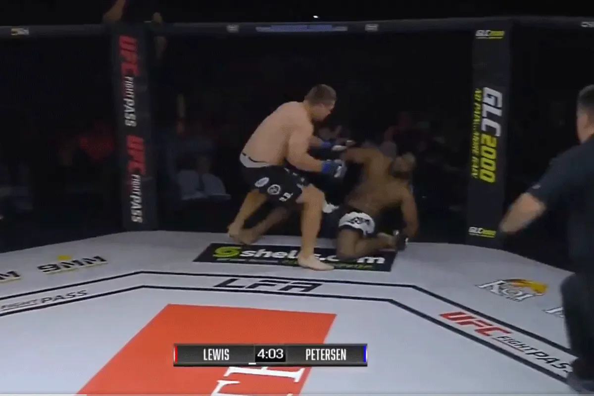 F*ck worstelen 'KO'! Politieagent MEPT raak en claimt MMA-wereldtitel