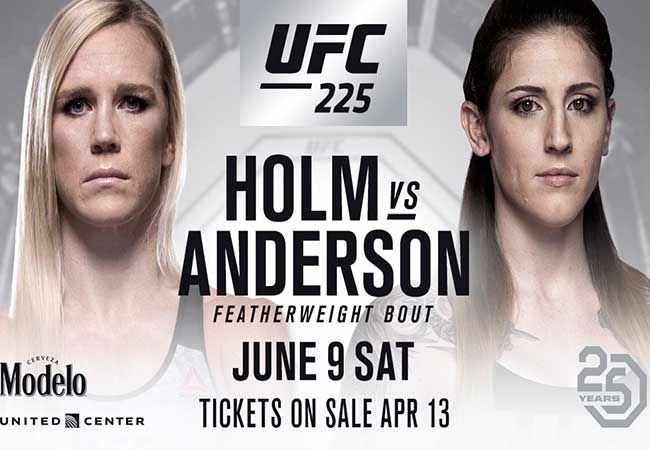 Holly Holm in actie op UFC 225 Chicago