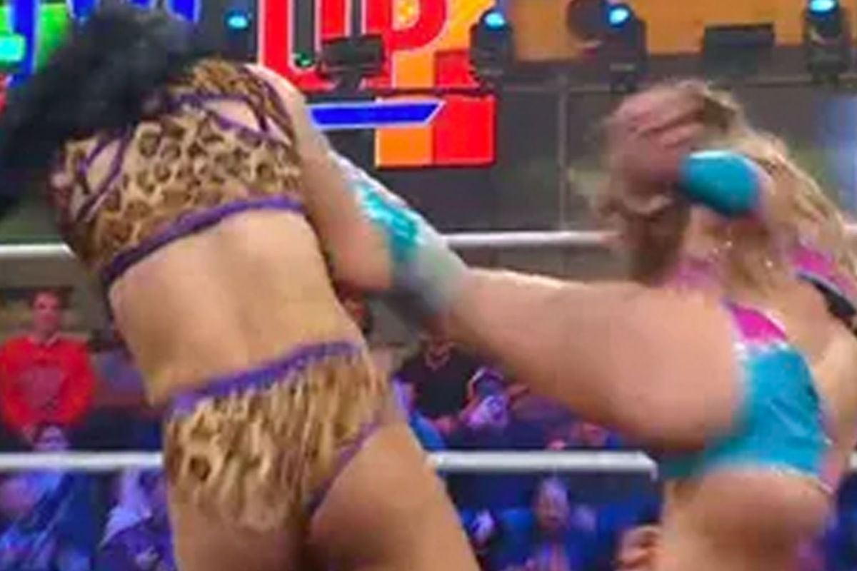 Valerie Loureda deelt roundhouse kick uit op WWE NXT | video