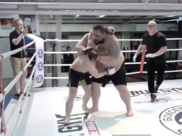 ? | 180 kg tegen 77 kg MMA-gevecht met een tragisch einde