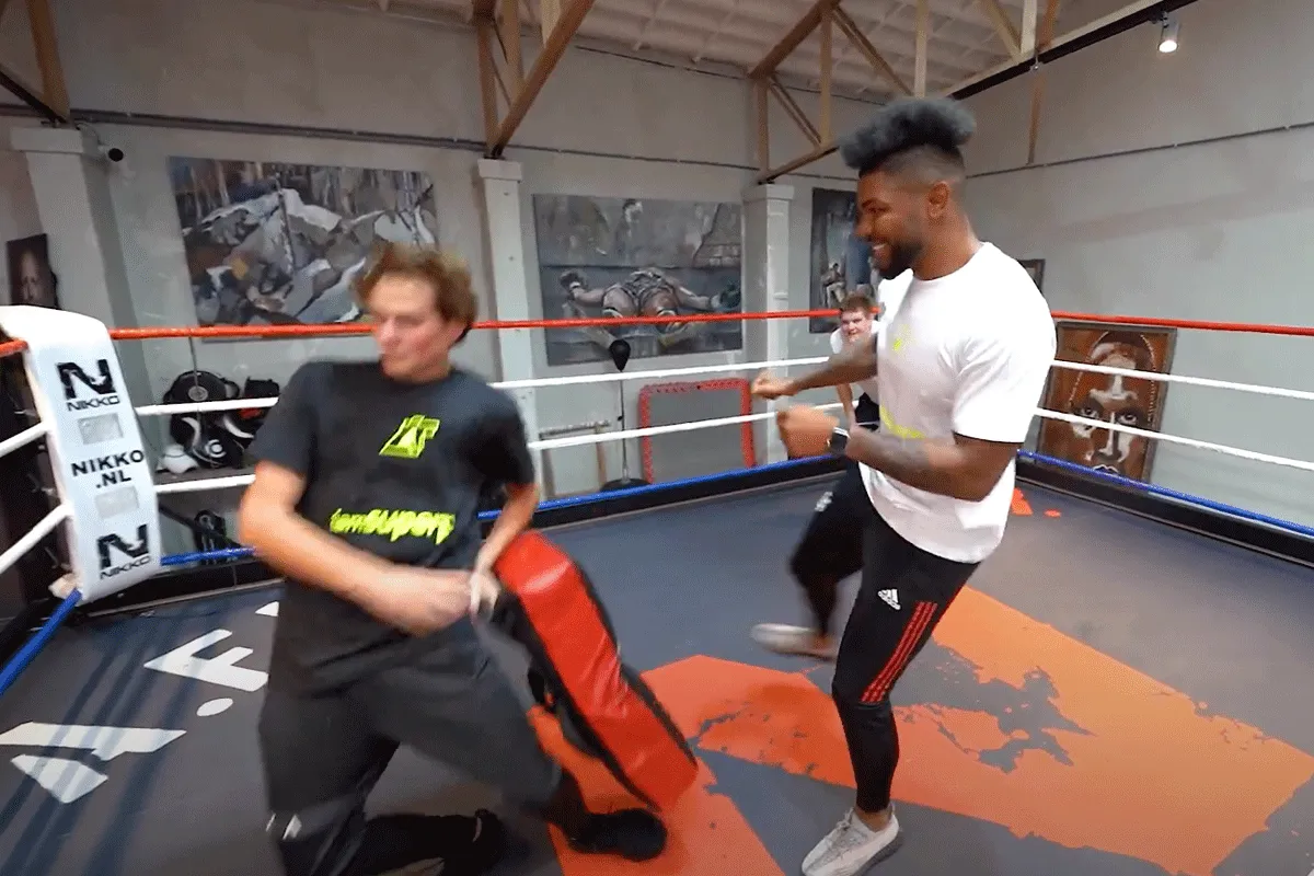 AUW! Kickbokser Tavares TRAPT vlogger Don blauw (video)