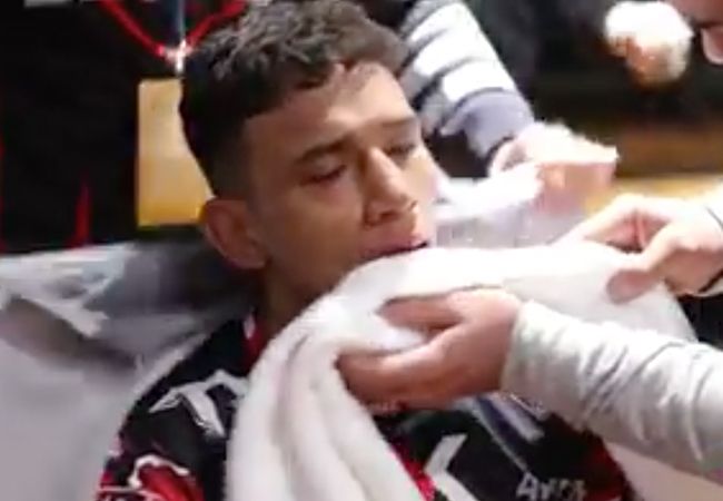 VIDEO: MMA vechter knokt door met gebroken kaak!