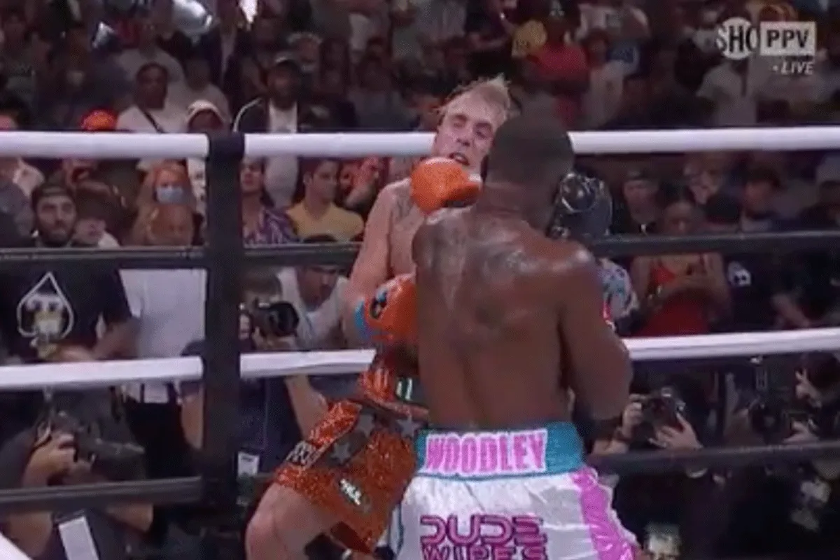 ZIEN! Woodley verliest van Jake Paul in saaie wedstrijd (video)
