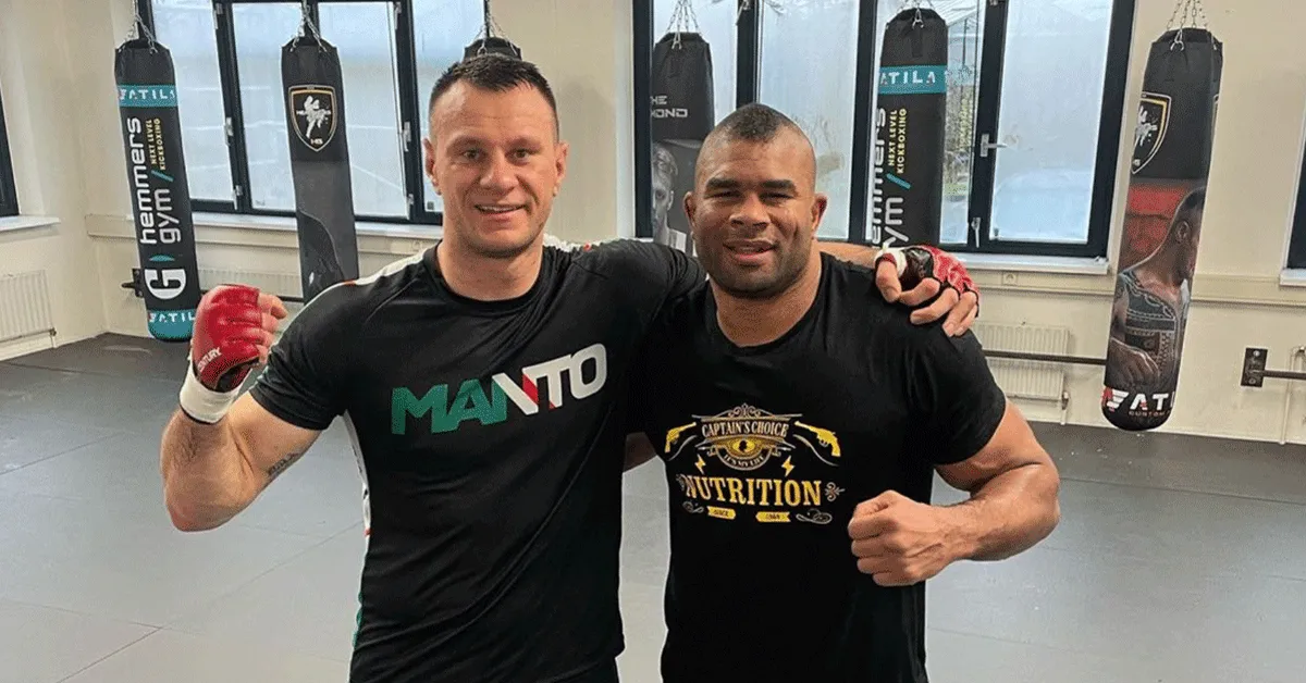 VECHT ANWB! Alistair Overeem helpt Arek Wrzosek een handje