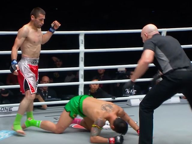 Schokkende knock-out vloert Muay Thai legende (video)