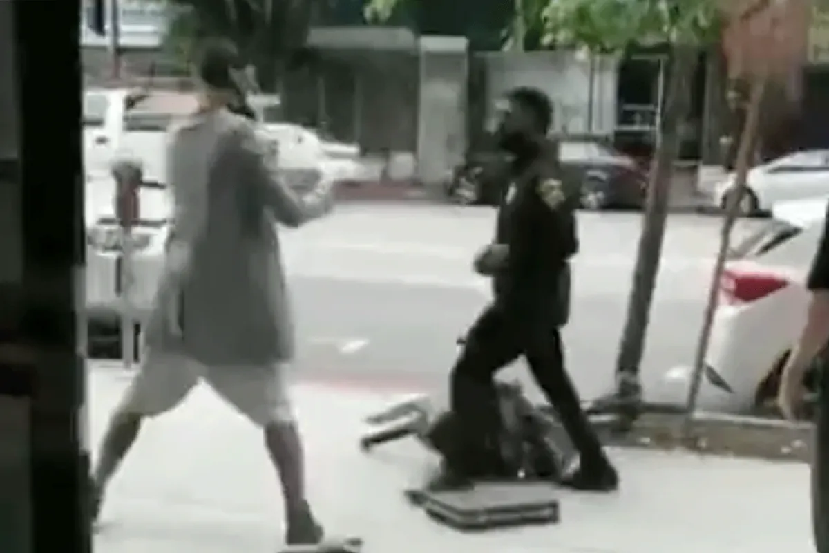 🎥 Beveiliger pakt slipperboy stevig aan in JiuJitsu stijl! 'Niet slim'