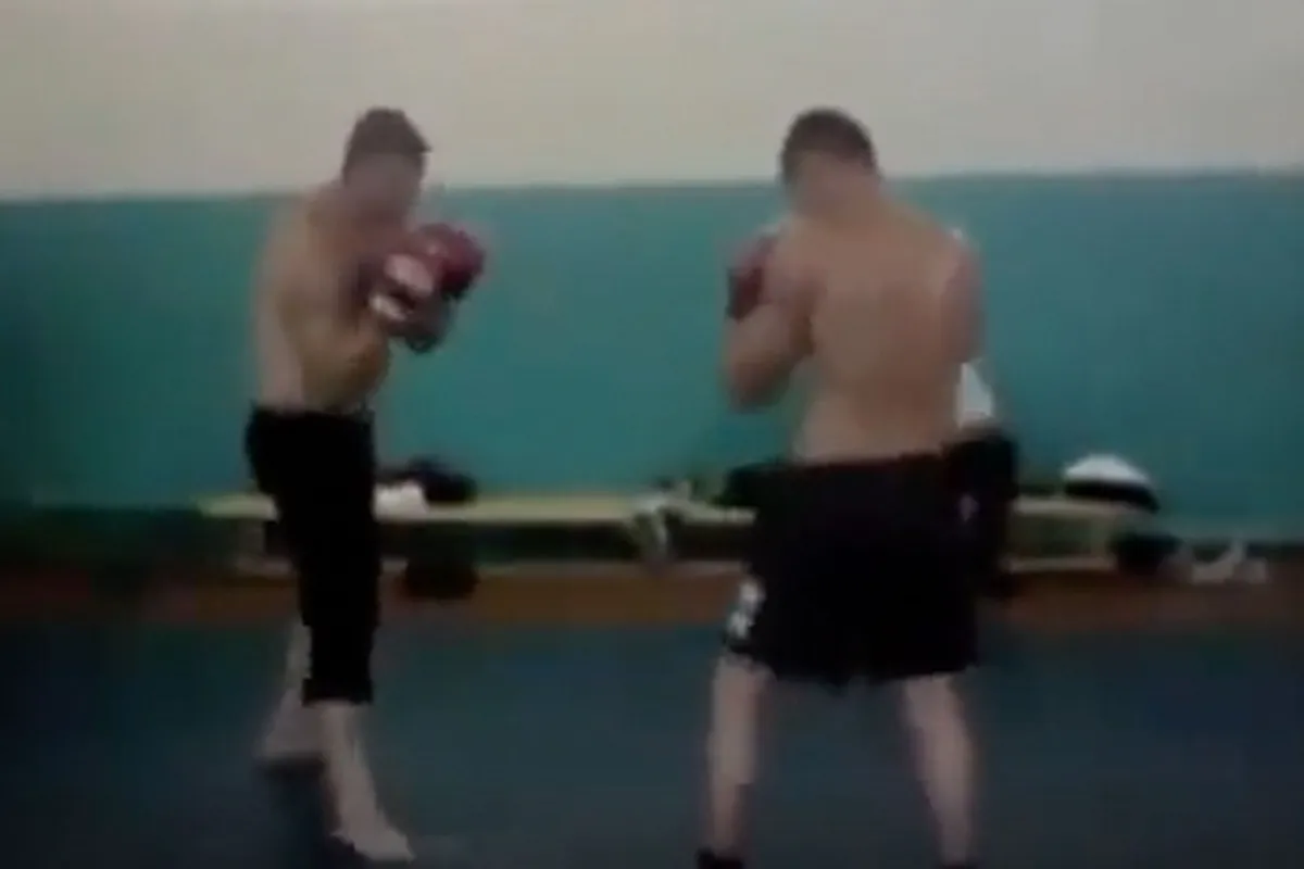 🎥 Boksen voor je leven of betalen! Zo gaat dat in de gevangenis'