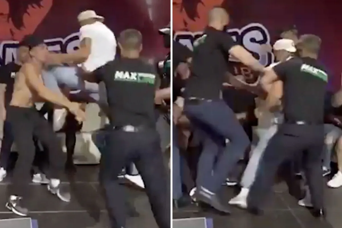 Kickbokser KO't rivaal met wrede vliegende knie op staredown! Nare actie'