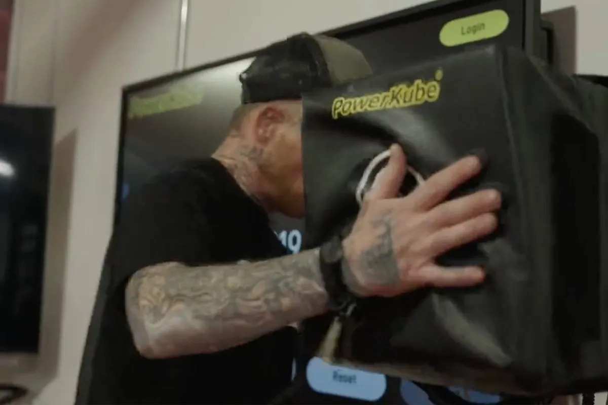 Deze man slaat als zo hard! 'Of je aangereden bent door een truck'