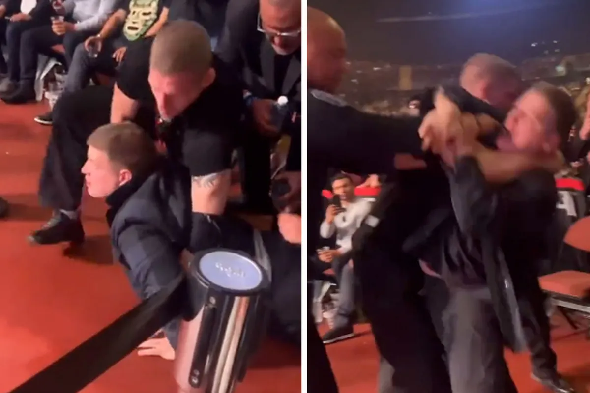 Dronken vechtsport fan zaal uit getrapt na vechten met beveiligers | video