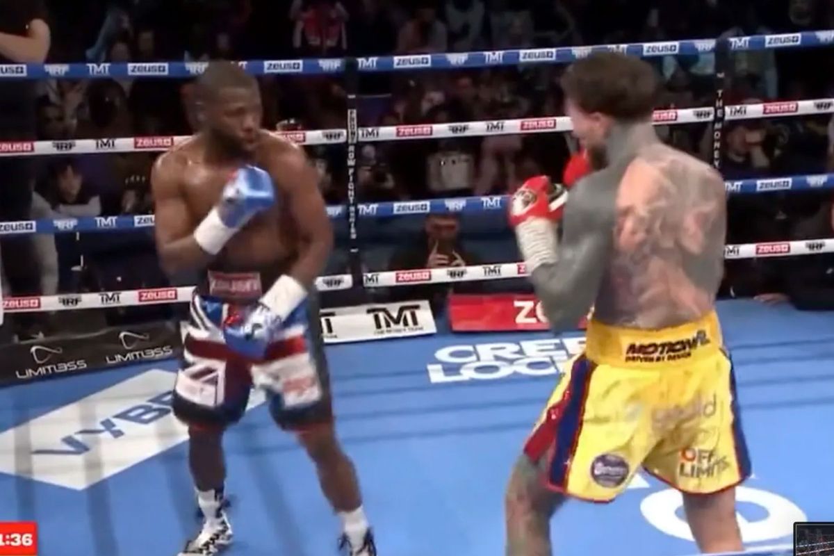 🎥 Floyd Mayweather speelt met ex MMA-vechter Aaron Chalmers in bokswedstrijd