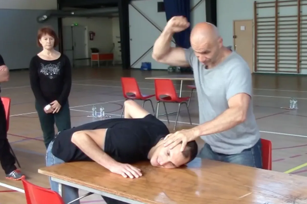 'WTF!' Vechtsport expert gaat 'VEEL' te ver tijdens bizarre demo (video)