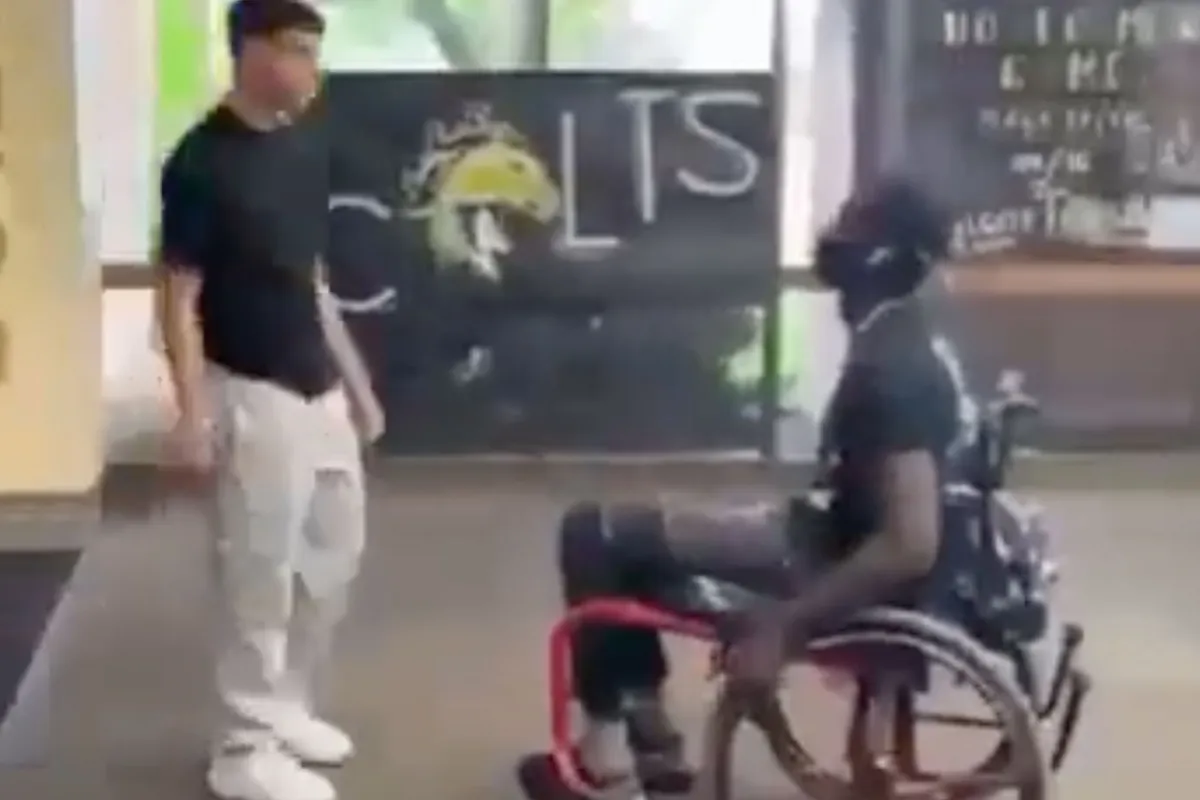 Verlamde jongen in rolstoel aangevallen! Vrienden pakken dader stevig aan (video)