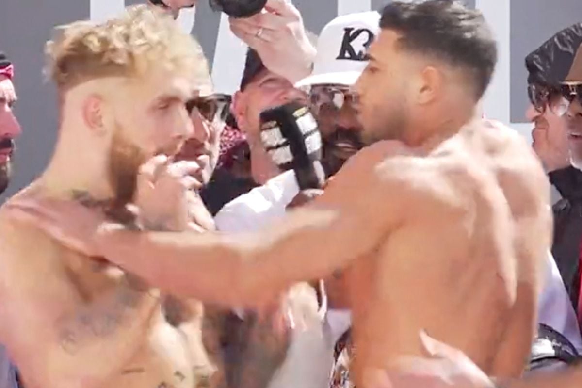 Tommy Fury neemt Jake Paul te grazen tijdens staredown' Het is over'