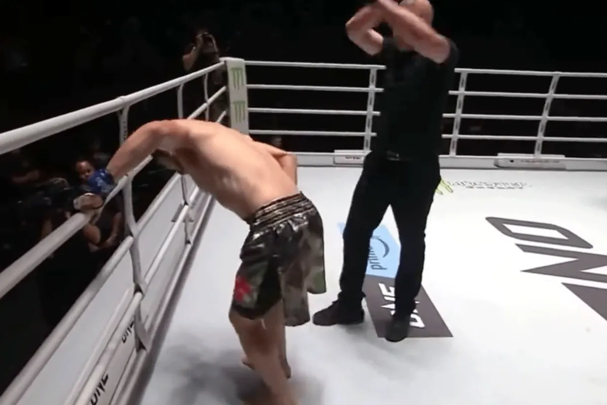 🎥 Kickbokser kreupel getrapt door dodelijke low-kick in titelgevecht