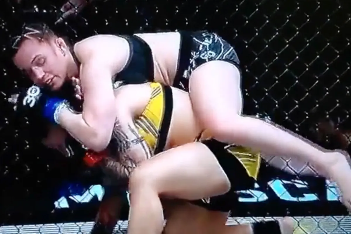 🎥 Borsten MMA-vechter vallen uit BH en verliest wedstrijd! 'Oeps'