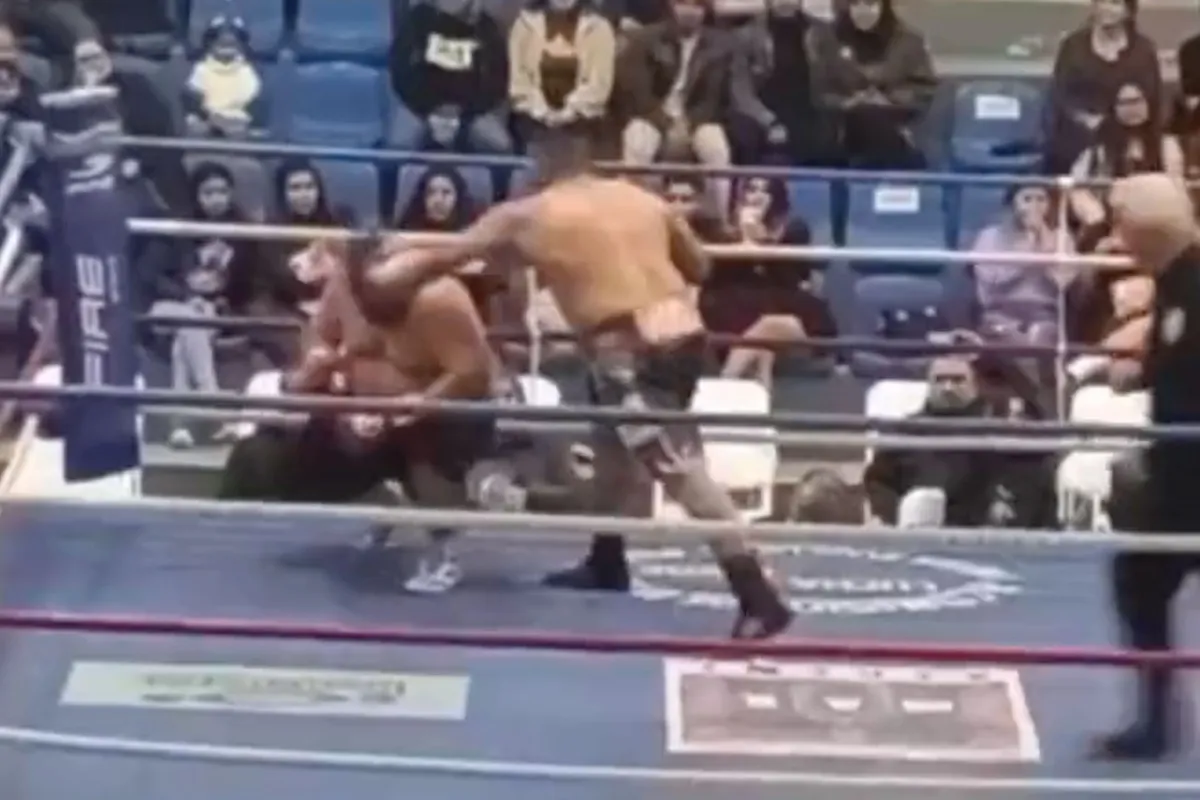 🎥 'Knietje!' Bokser met Obesitas knock-out na stoten slechte rivaal