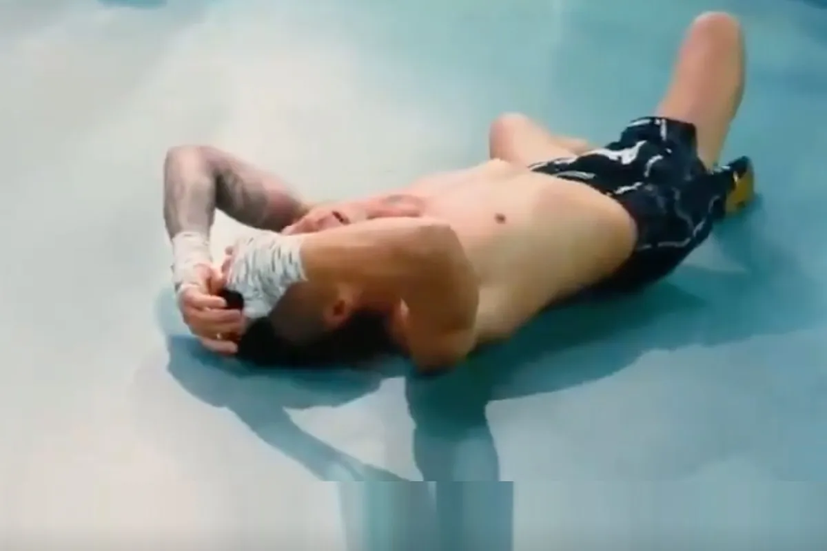 Straatvechter kopstoot tegenstander zwaar onderuit bij illegaal kooigevecht