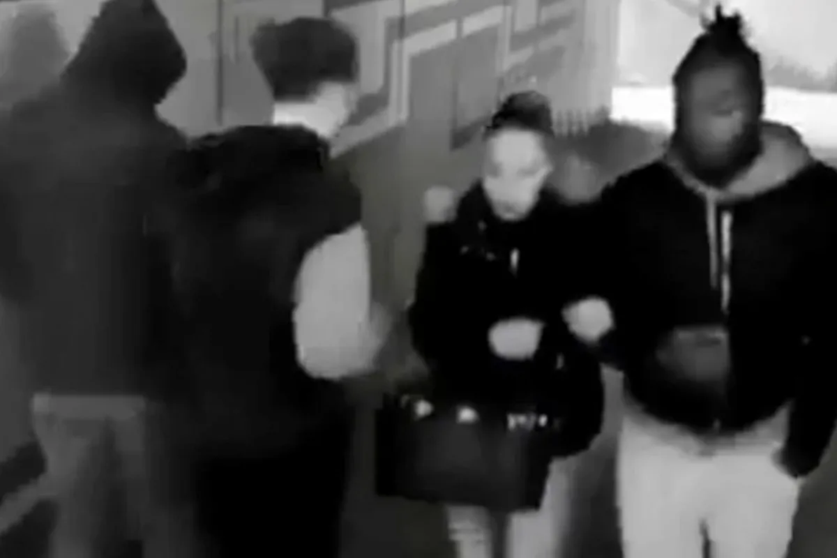 Meisje slaat 2 kerels onderuit en verbaast vecht fans! 'Is dat echt?'