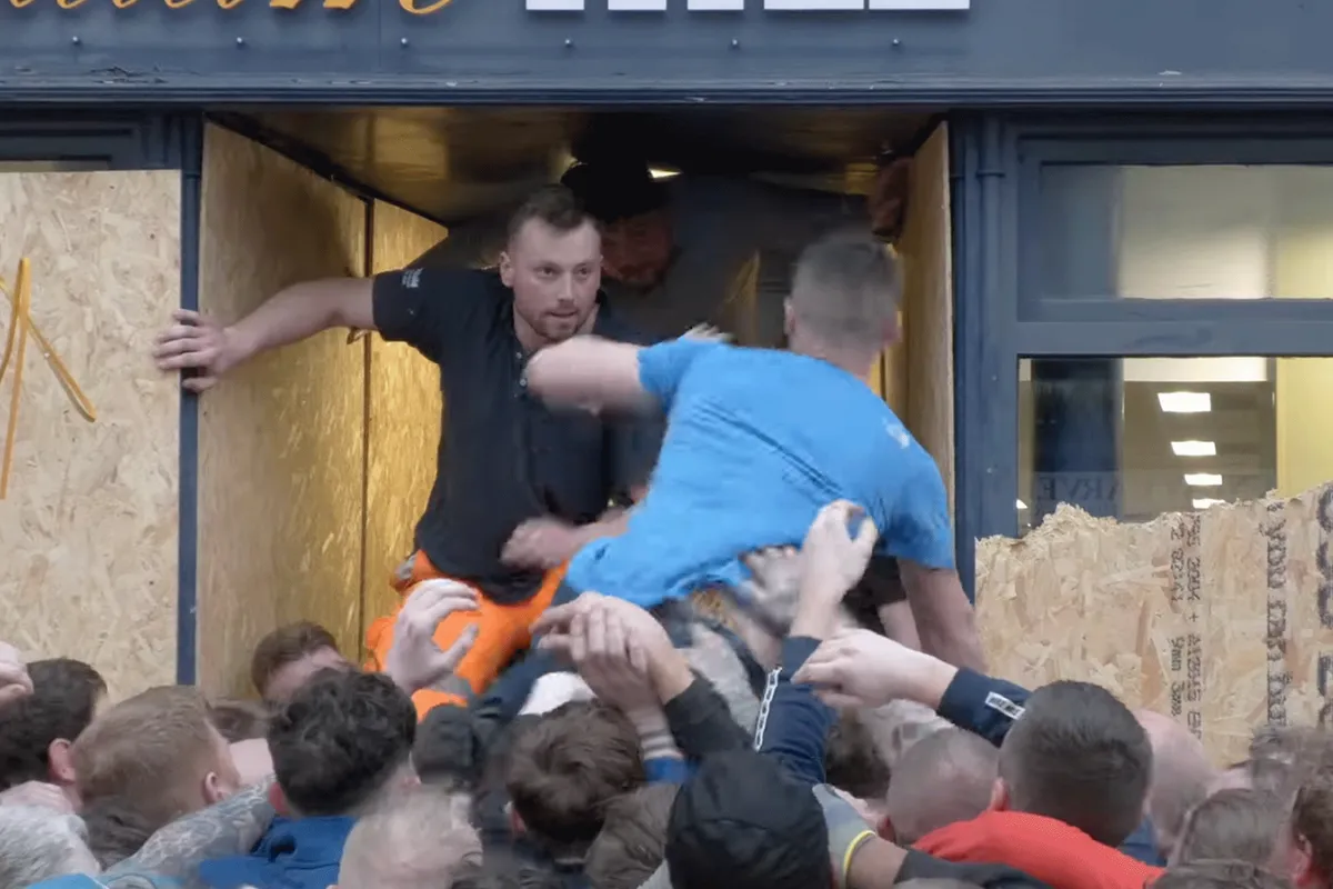ZIEN! Dit is de meest brute sport op aarde waar alles mag