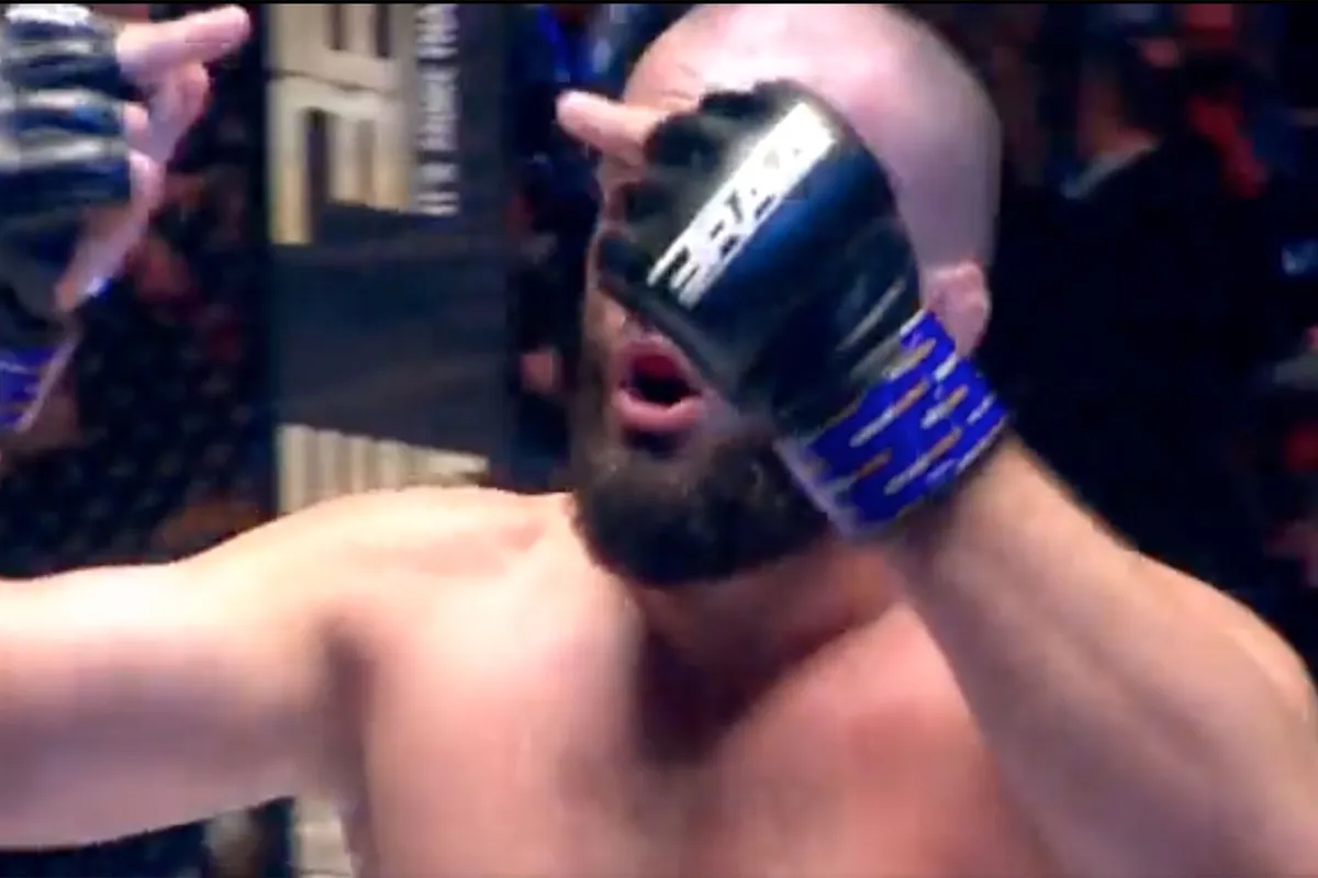 Dikke middelvinger! Russische vechter Gaziev uitgejouwd door publiek