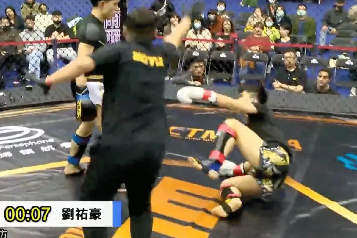 🎥 'WOW wat een finish!' Taiwanees scoort meesterlijke knock-out tijdens kooigevecht