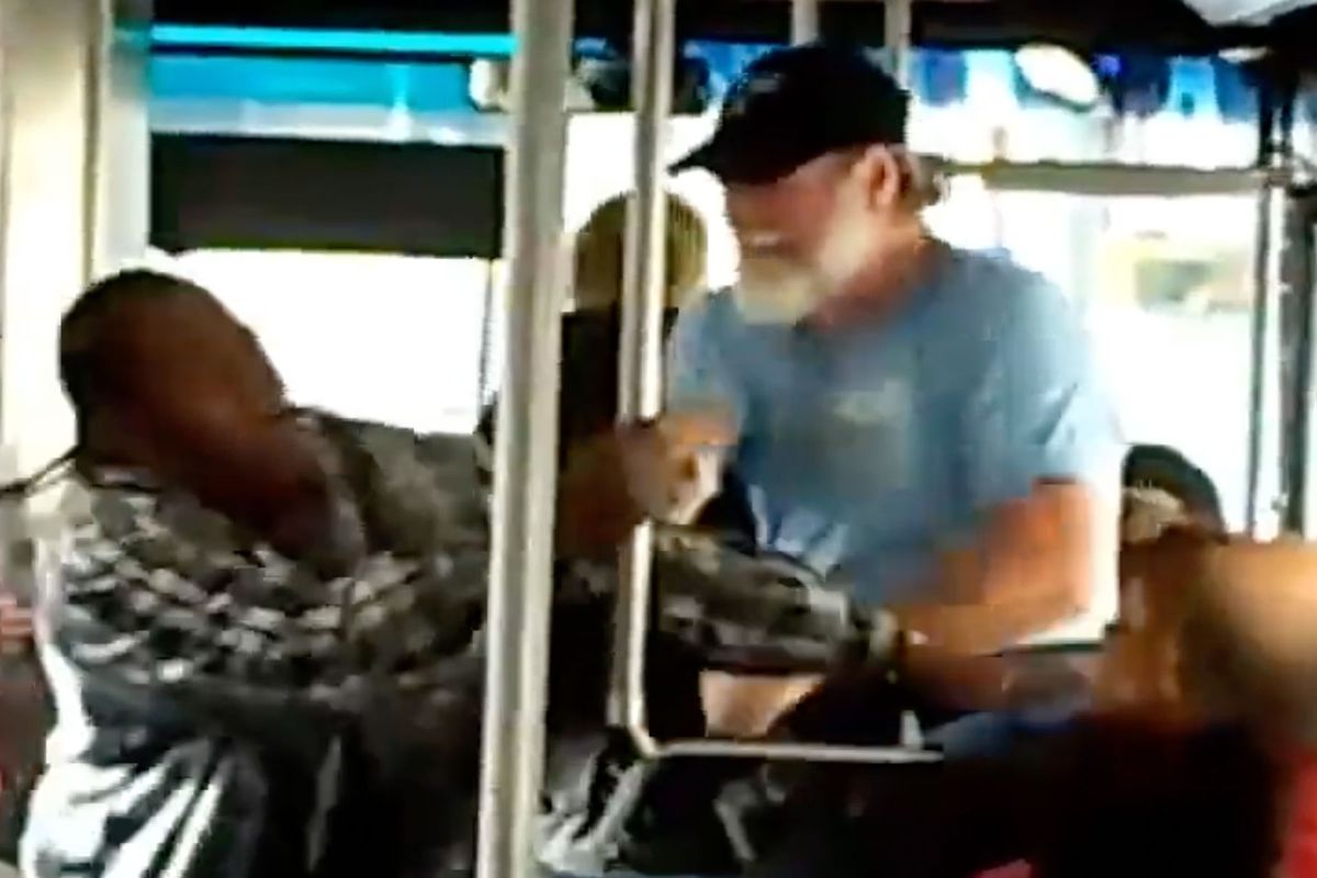 🎥 Oud-bokser (67) pakt agressieve lastpak aan in bus! 'hij sloeg eerst'