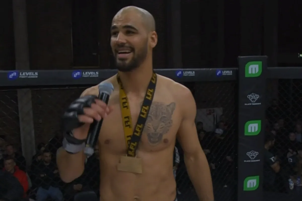 Topvechter Belgaroui zingt in 'Hazes' stijl publiek toe! 'Bloed, zweet en tranen'