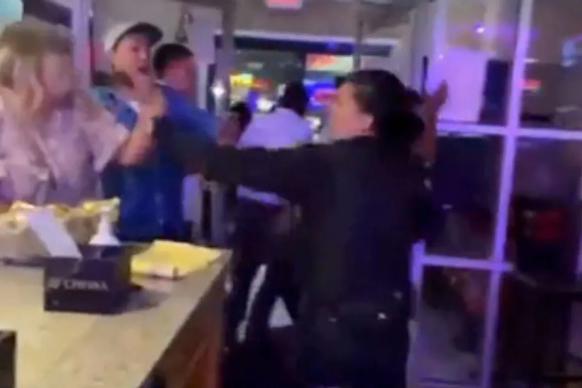 🎥 Kickboksende Politieagente veegt in haar eentje kroeg leeg!' Luisteren'