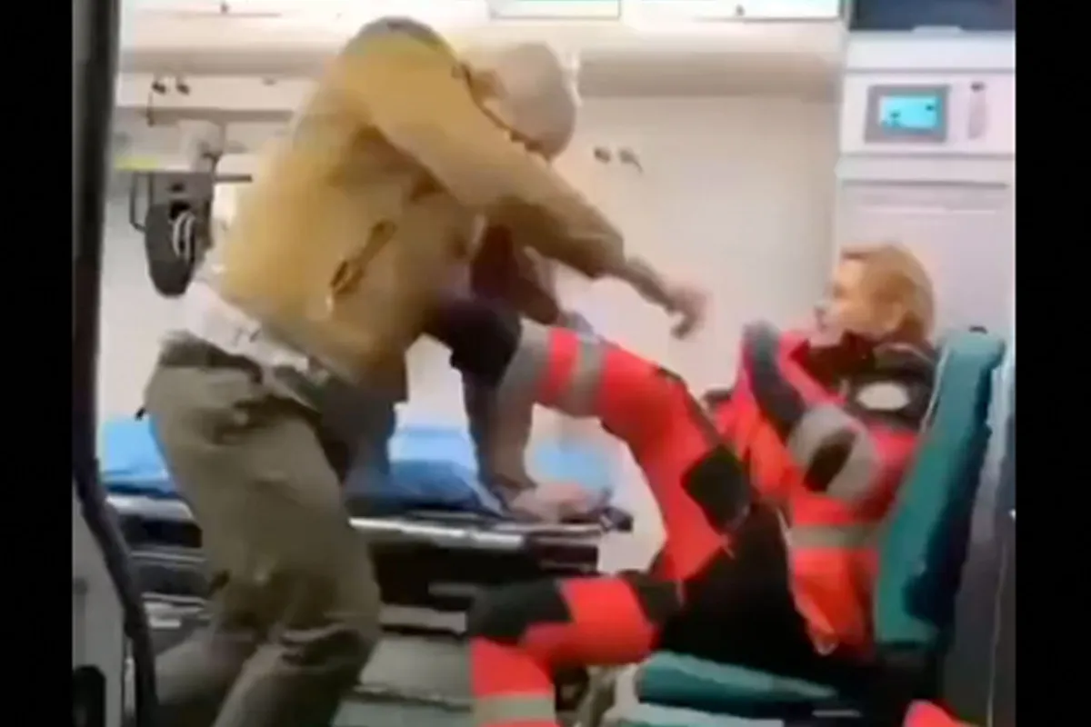 🎥 Ambulancechauffeur redt collega van agressieve man! 'Rechtse zat er goed op'
