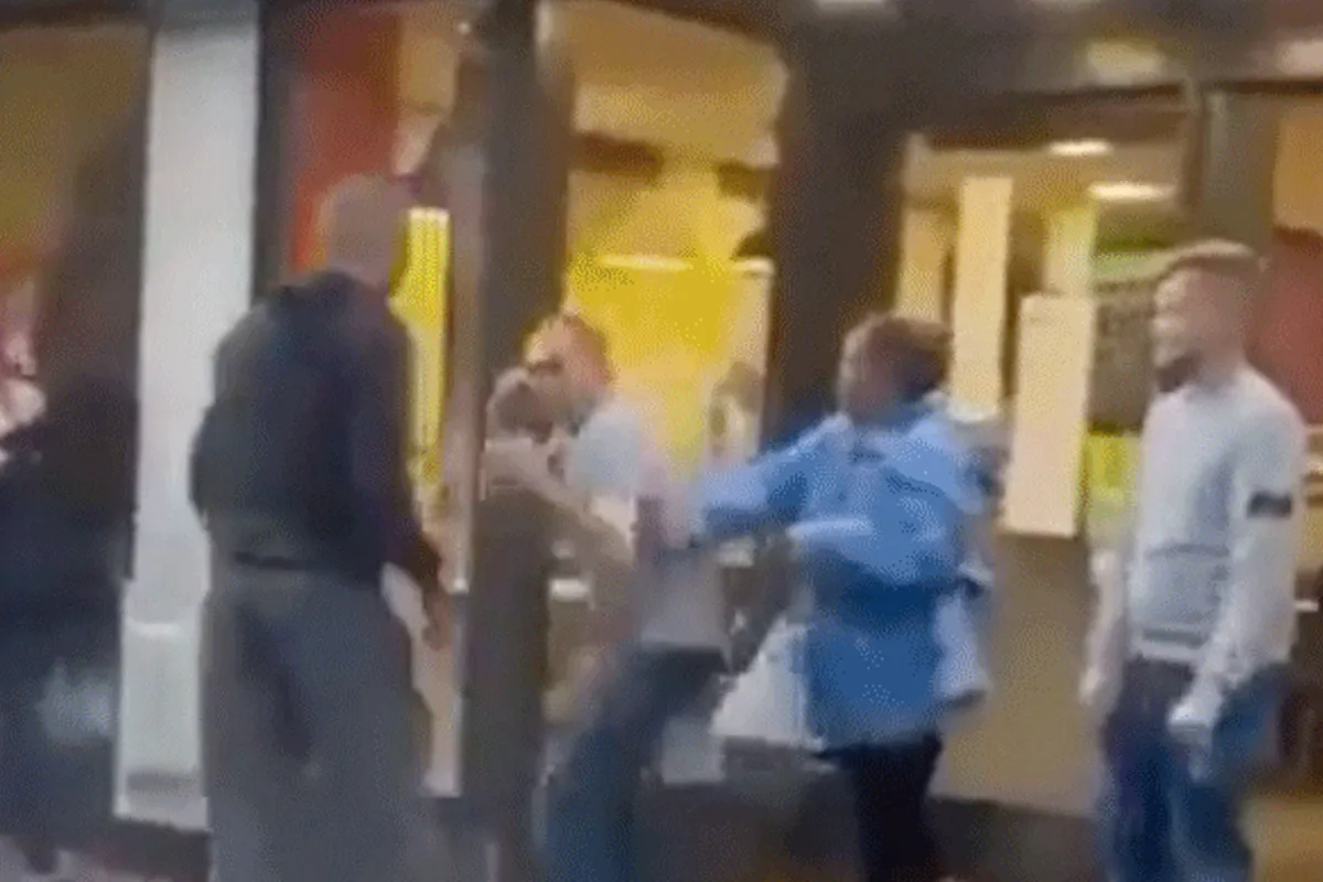 🎥 Oud-Bokser (92) deelt er een paar uit bij de McDonalds! 'Allemaal knock-out'