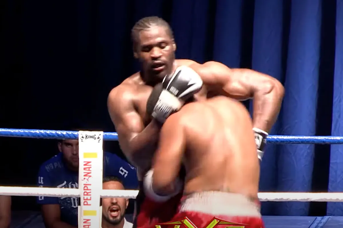 🎥 Francis Ngannou slaat rivaal kickboksring uit! 'Glory moet hem tekenen'