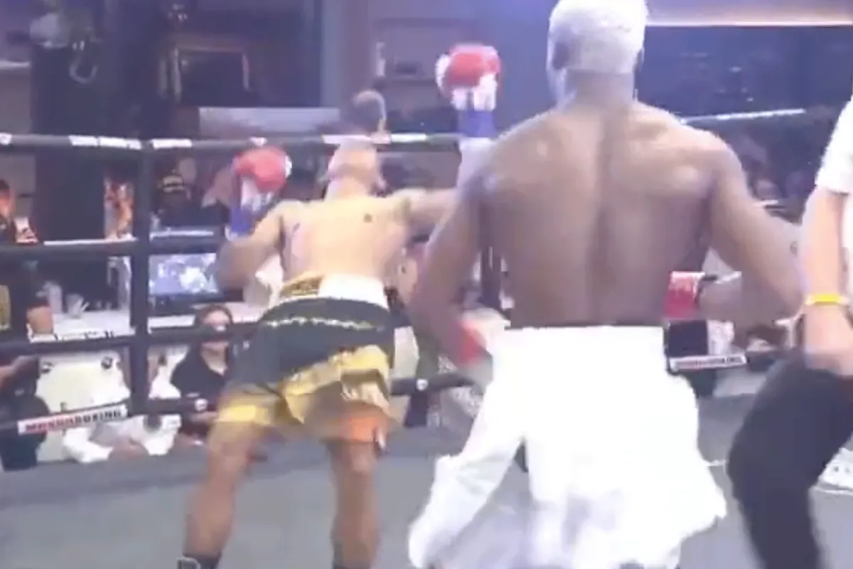 Wat een KO! Bokser mept ervaren tegenstander met een doodsklap in slaap