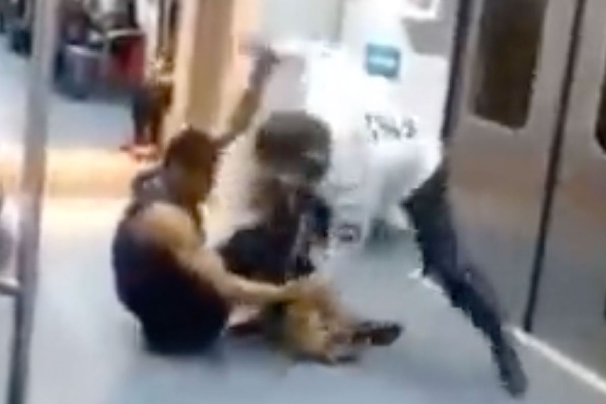 🎥 Potje Jiu Jitsu knokken in de metro! Passagiers kijken toe'
