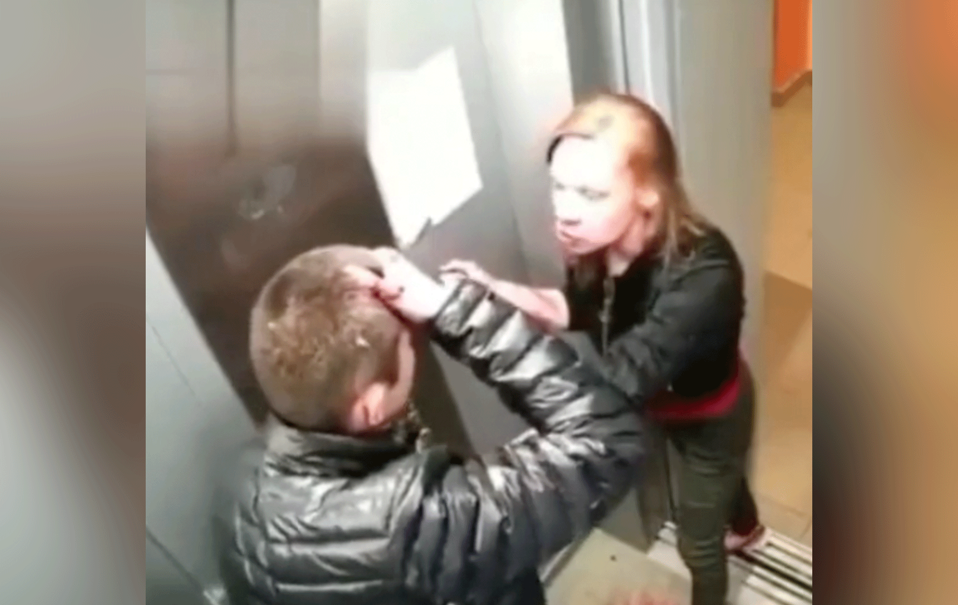 🎥 Meisje slaat jongen van zich af in lift! 'Camera niet gezien'