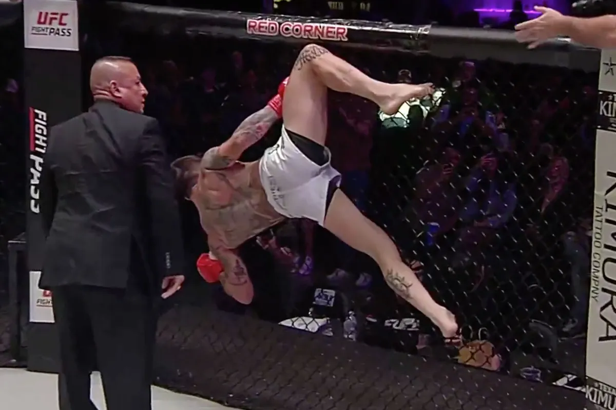 🎥 Kooivechter heeft 'Spiderman' moment in de MMA-kooi! 'Net Street Fighter'
