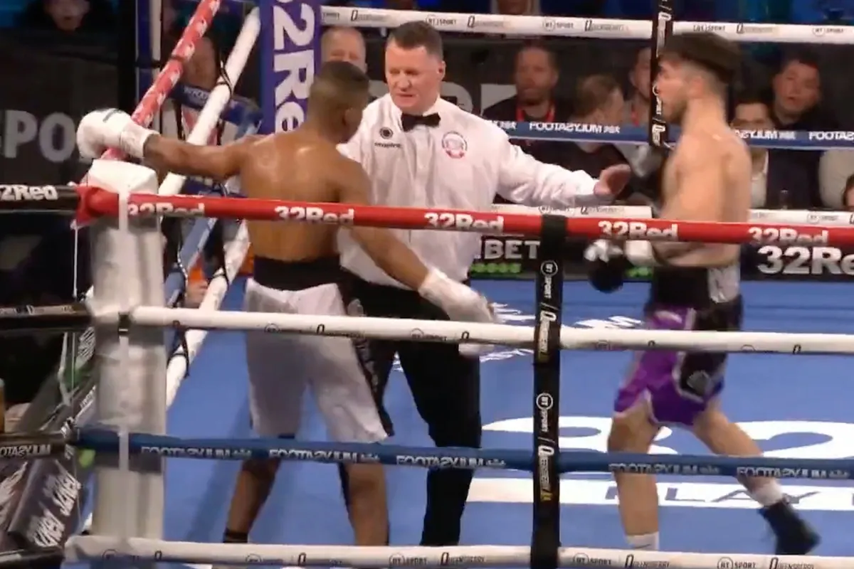 Scheidsrechters voorkomen slachting in de boksring | video