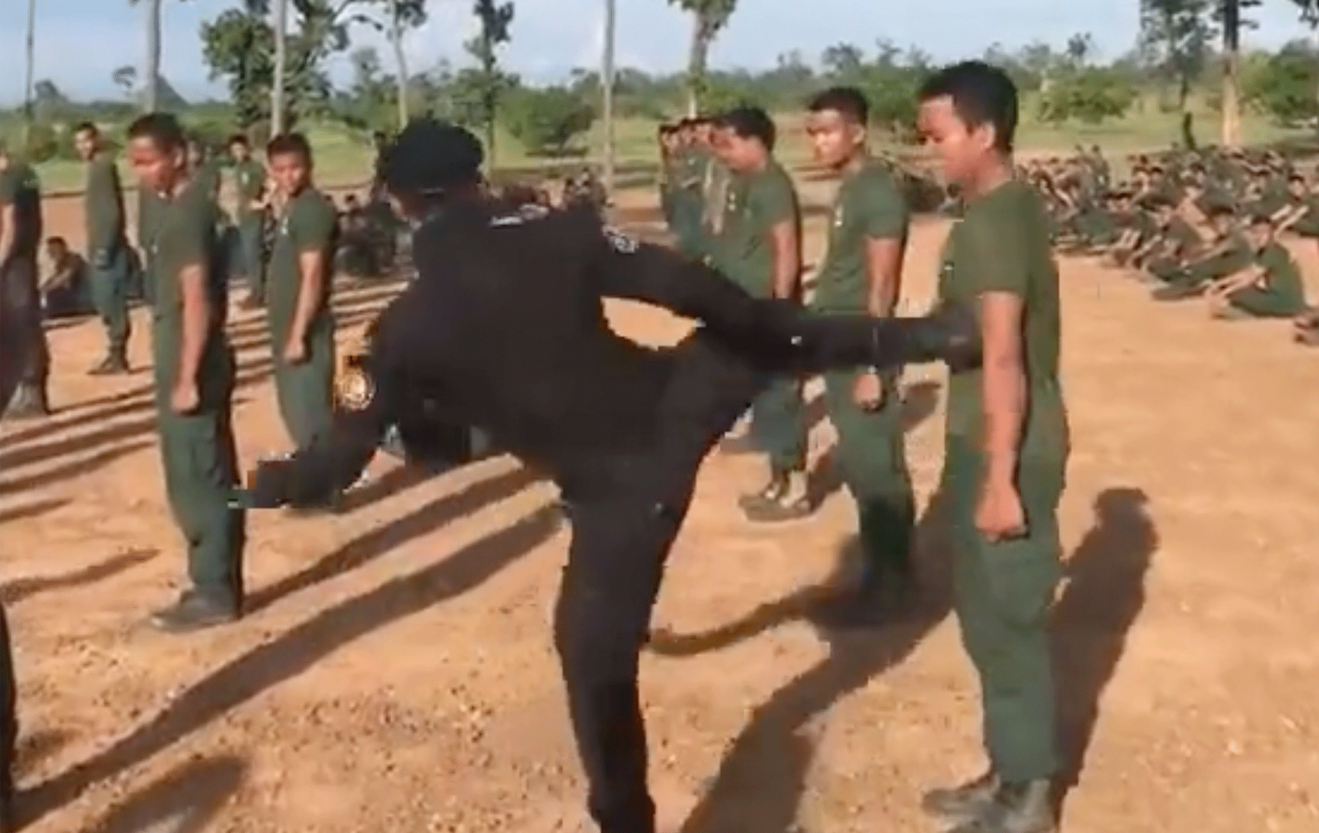 🎥 Kickboksende Politiechef laat even zien wie er de baas is! 'Kolere zeg'