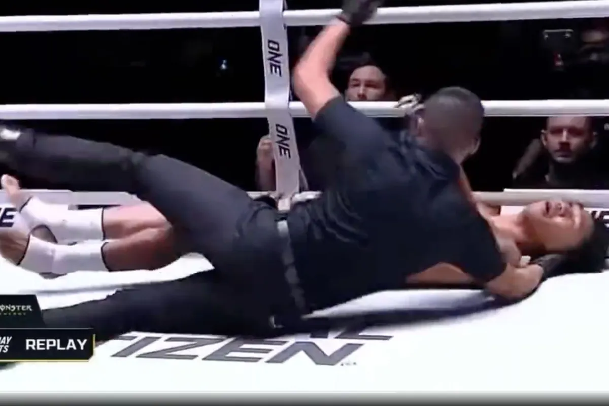 Publiek uit zijn dak nadat Thaibokser rivaal binnen 10 seconden knock-out slaat