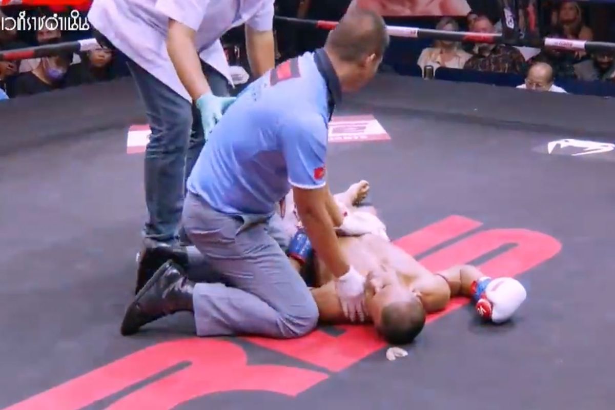 Knock-out alert! Thaibokser stoot lever opponent aan puin