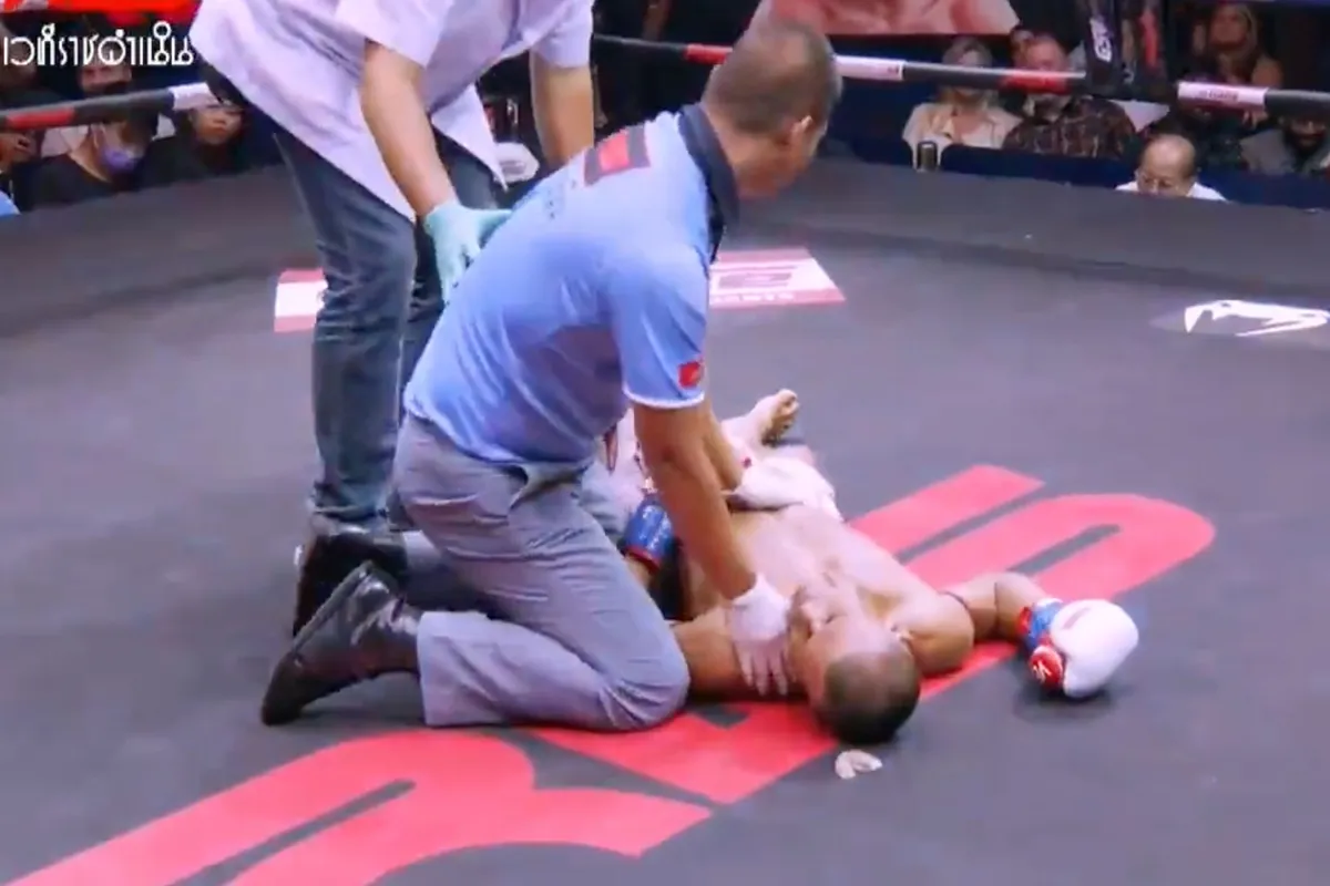 Knock-out alert! Thaibokser stoot lever opponent aan puin