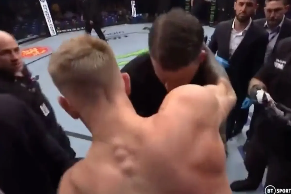 🎥 UFC-vechter de weg kwijt na knock-out! Neemt scheidsrechter te pakken
