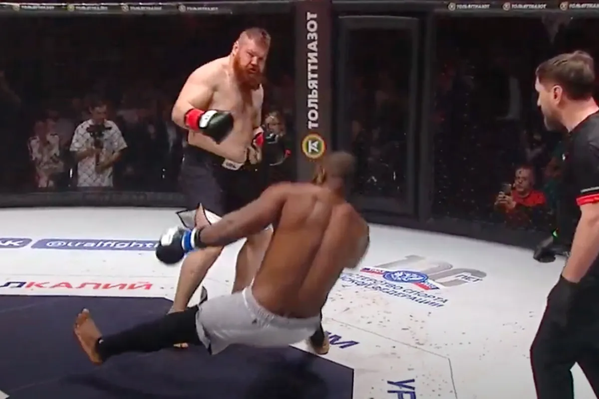 🎥 KO! Neo-nazi Datsik slaat Geronimo Dos Santos zwaar onderuit