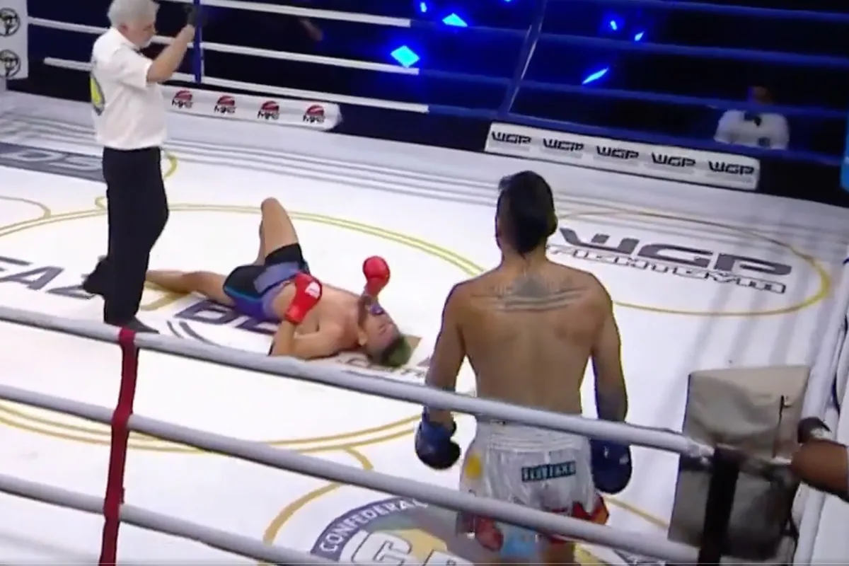 Dodelijke low-kick en handdoek in de ring tijdens WGP kickboksevent | video